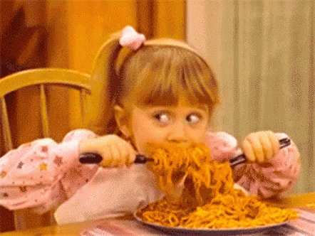 enfant qui mange des spaghettis