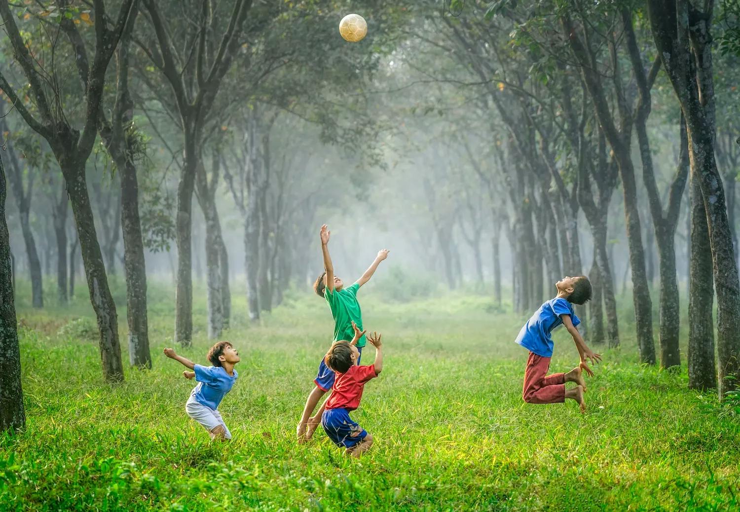 Enfants qui jouent au ballon ensemble