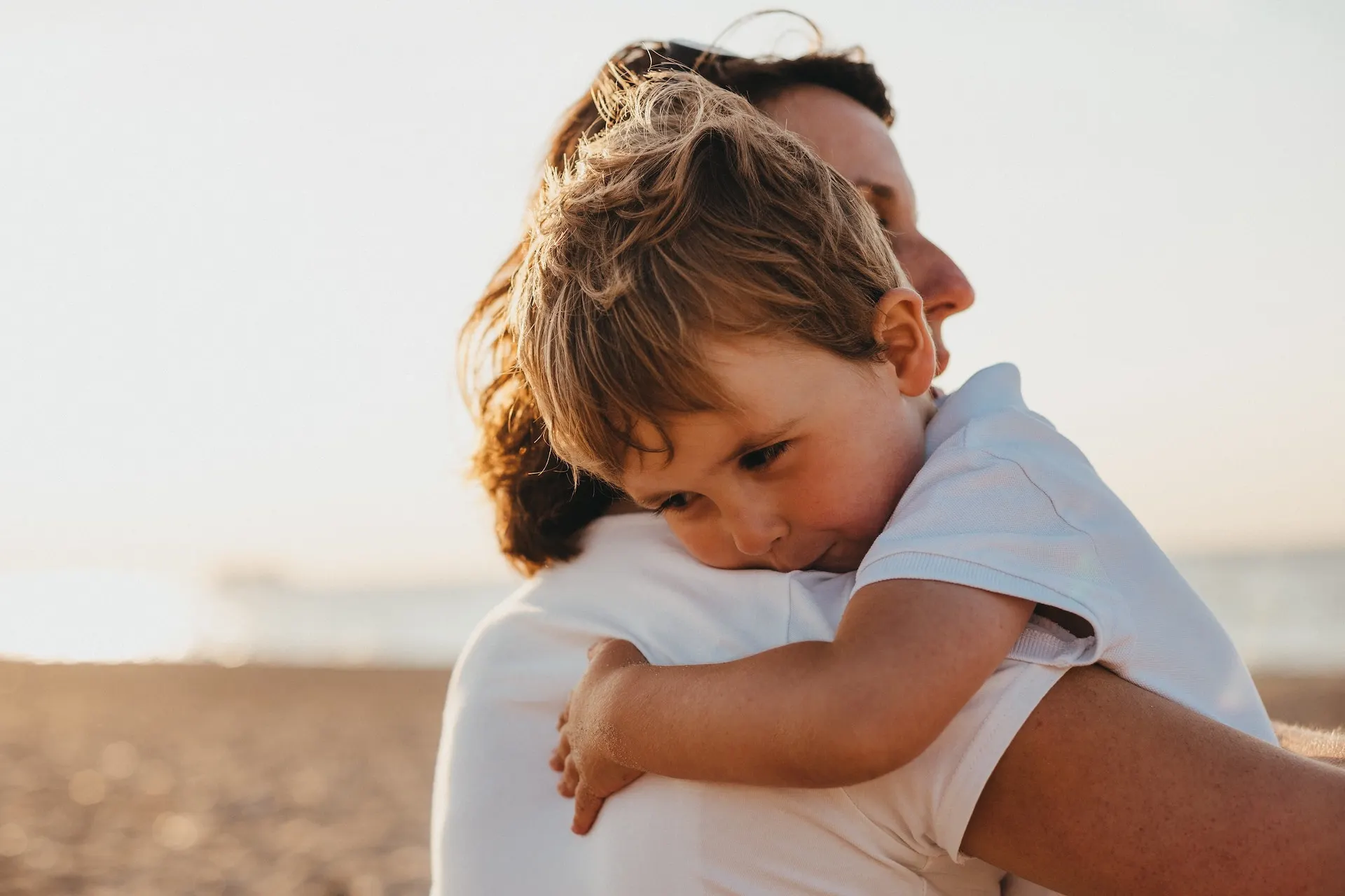 Enfant dans les bras de sa maman